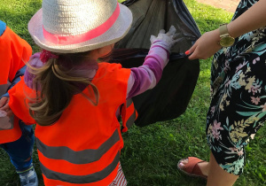 Dzieci sprzątają śmieci5